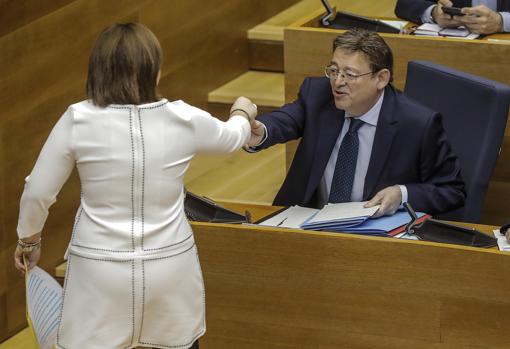 Isabel Bonig y Ximo Puig, en las Cortes Valencianas