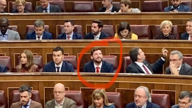 La afectuosa felicitación de un diputado del PP a otro del PSOE que acaba de tomar posesión