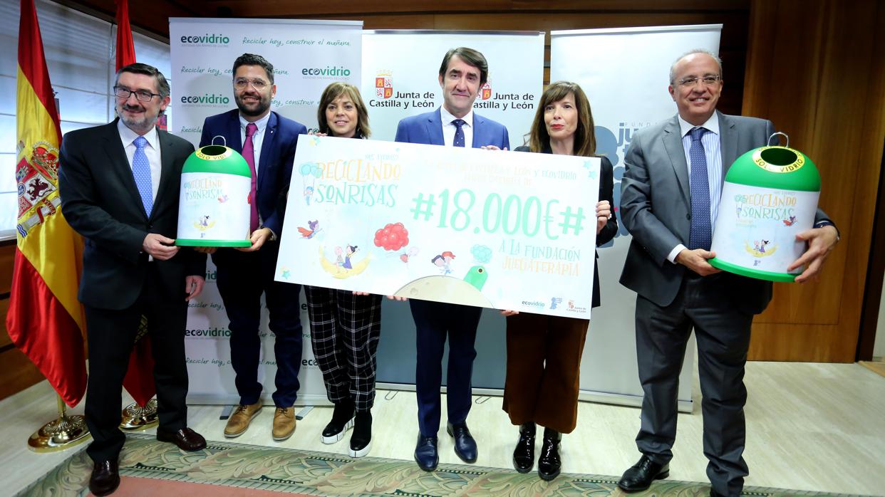 Juan Carlos Suárez-Quiñones y José Carlos Agustina entregan el talón de la campaña solidaria a la Fundación Juegaterapia