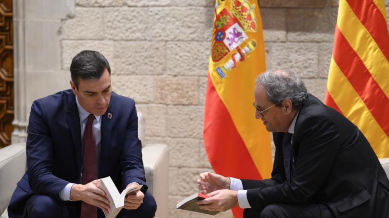 Pedro Sánchez junto a Quim Torra, durante la reunión que han mantenido