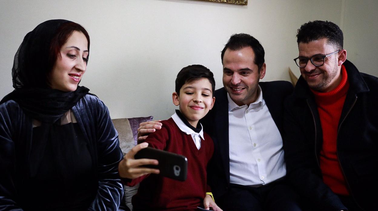 Mohammed, junto a su madre Nabila, se hace una foto con el vicepresidente, Ignacio Aguado