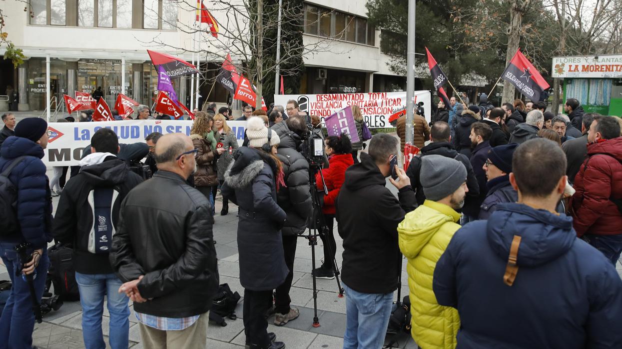 Concentración en apoyo a los trabajadores a la puerta del juzgado de Plaza de Castilla