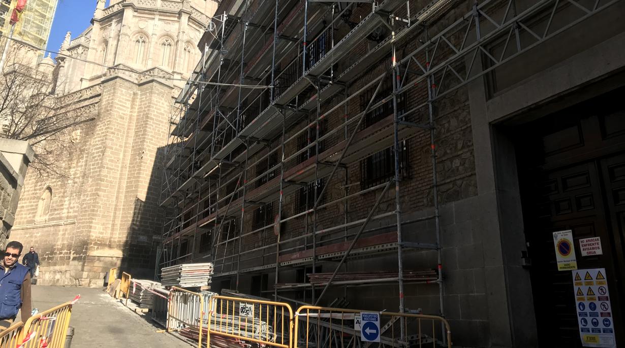 La Audiencia de Toledo, cubierta de andamios; al fondo, la catedral primada