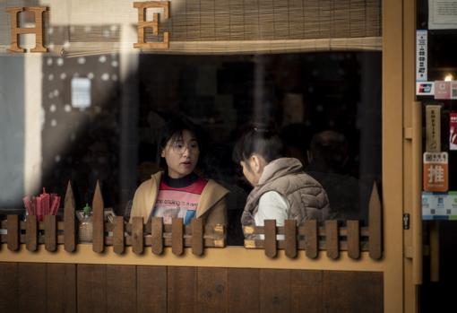 Una pareja de chinos, este martes, en un restaurante de Usera