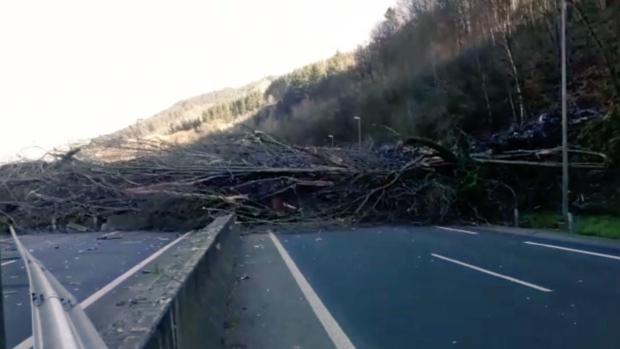 Dos desaparecidos tras un desprendimiento de tierra de grandes dimensiones en una carretera de Vizcaya