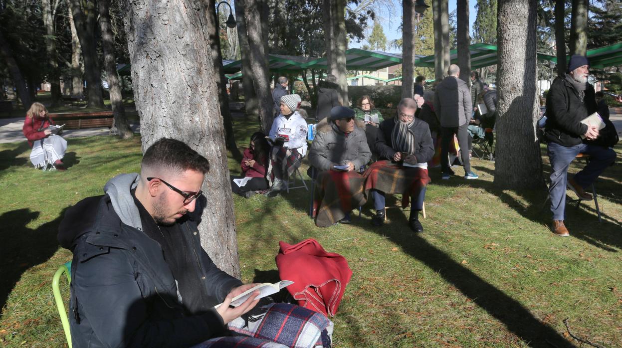 Sentada en señal de protesta en el parque de Los Jardinillos de Palencia