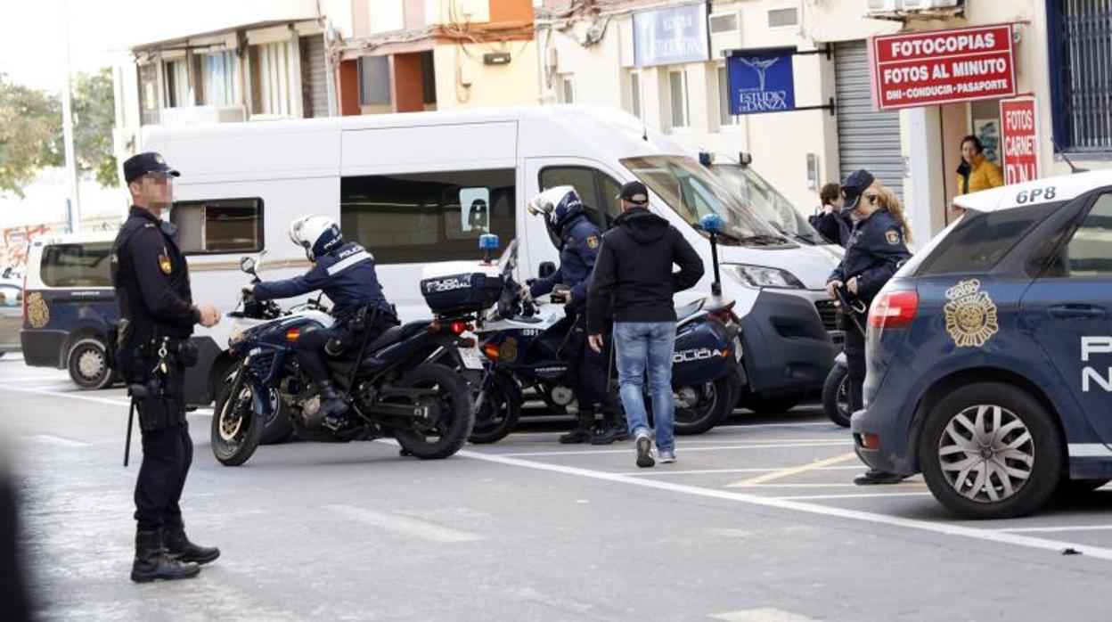 Agentes de la Policía Nacional en una intervención en la calle