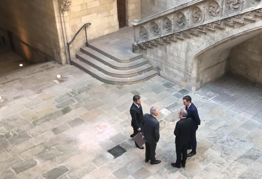 Quim Torra y Pedro Sánchez charlan con empleados del Palau de la Generalitat