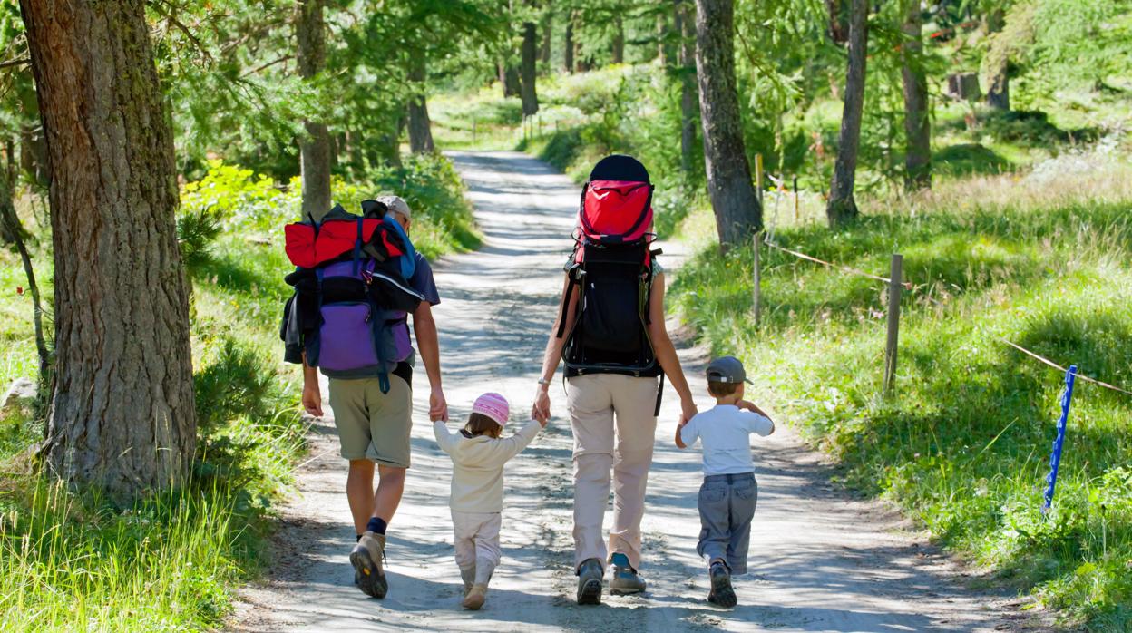 Una familia realizando el Camino de Santiago