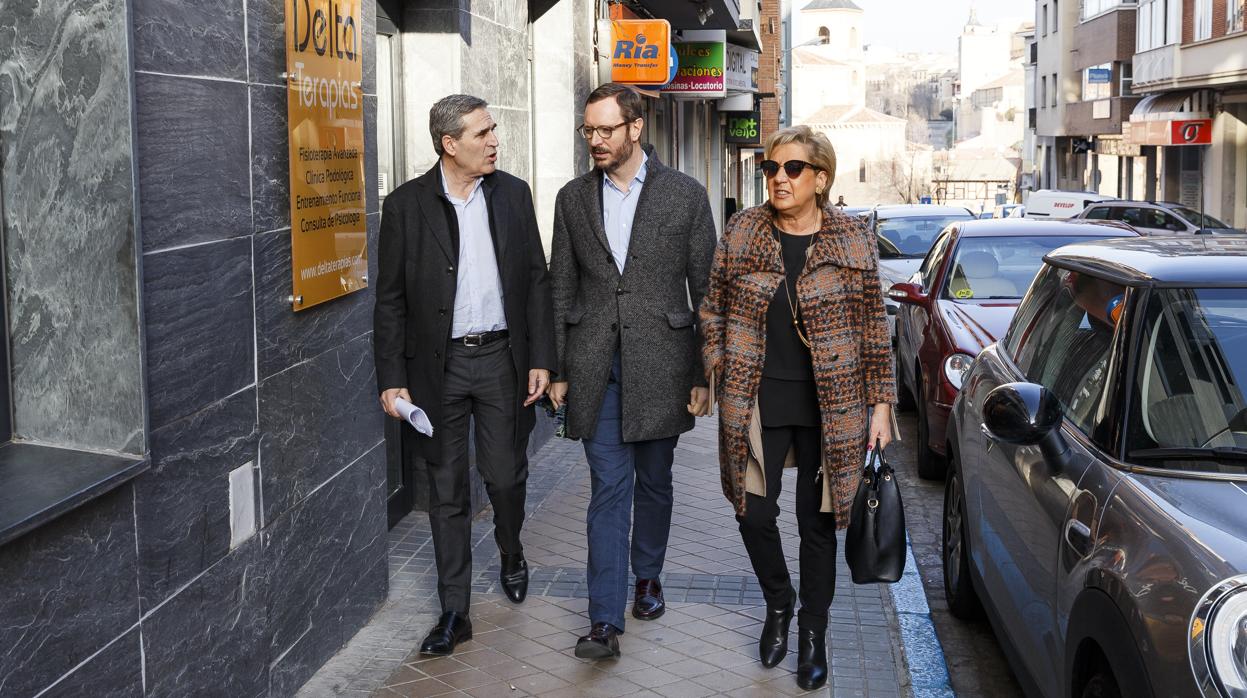 Los senadores Juan José Sanz Vitorio; Javier Maroto; y Paloma Sanz a su llegada a la sede del PP en Segovia