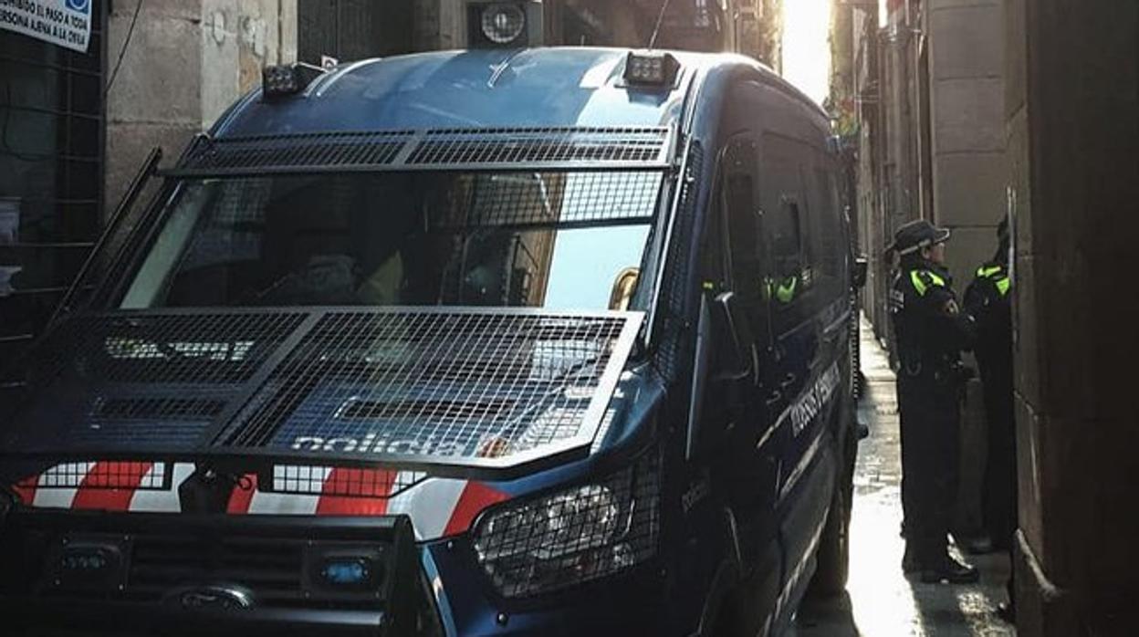 Un coche de los antidisturbios de los Mossos d'Esquadra, la mañana de este sábado en el Raval