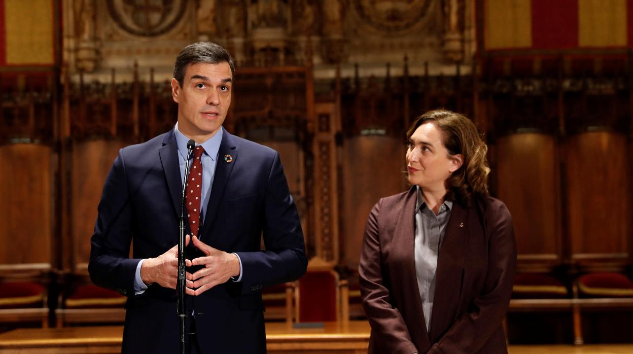 Pedro Sánchez y Ada Colau, en Barcelona