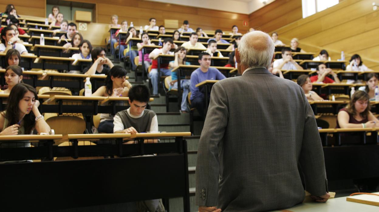 Imagen de archivo de estudiantes universitarios