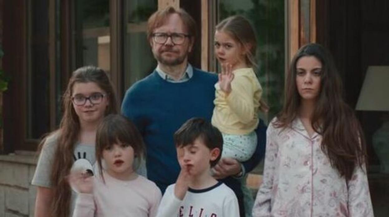 Santiago Segura junto a los niños protagonistas de «Padre no hay más que uno»