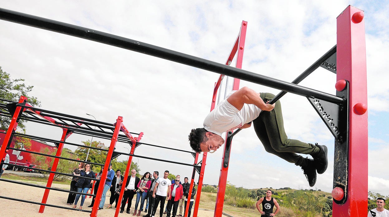 La alcaldesa Tolón inauguró en el barrio una instalación de «street workout» en octubre de 2018