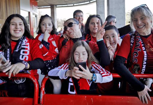 Aficionados del Mirandés que han viajado a Gijón para disfrutar del partido de su equipo