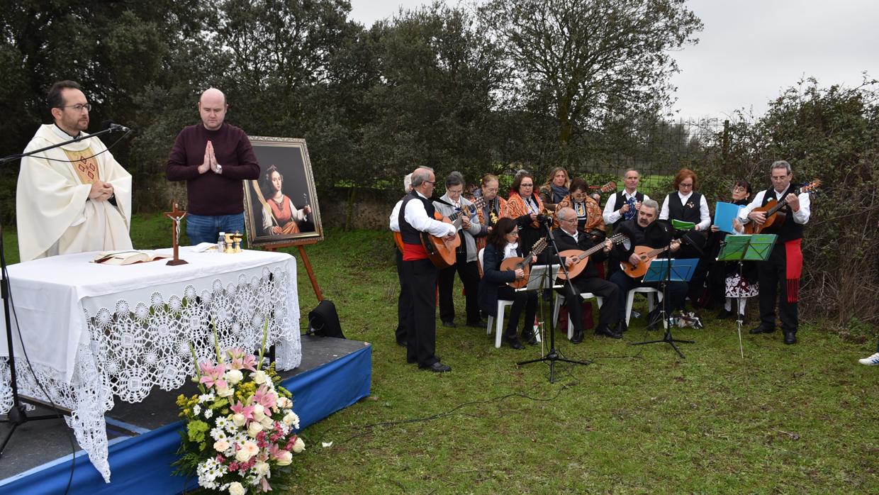 La misa fue oficiiada en las inmediaciones de la ermita