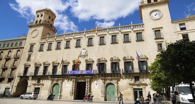 Un vecino aparca su coche dentro del Ayuntamiento de Alicante: «Que lo retire el alcalde»