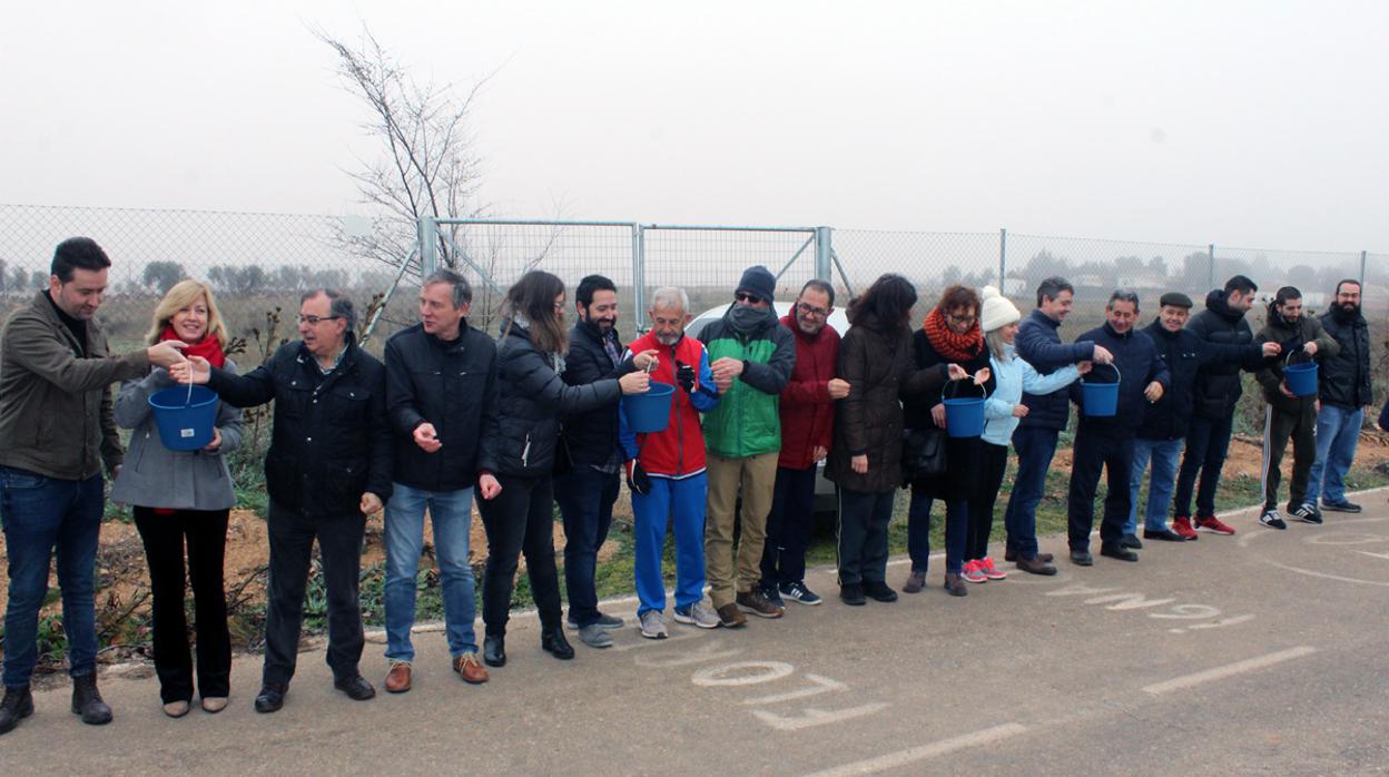 Cadena humana que de forma simbólica han llenado a cubos las lagunas