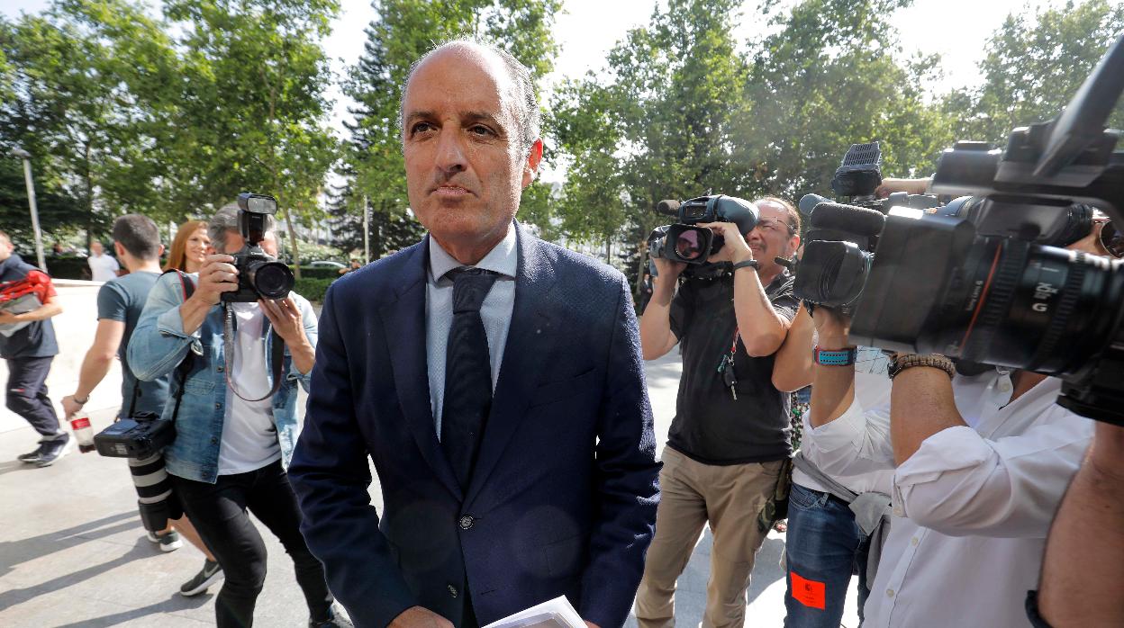 El exsecretario autonómico de Turismo de la Generalitat Valenciana , Luis Lobon, a su llegada a la ciudad de la justicia tras declarar por el caso Noos