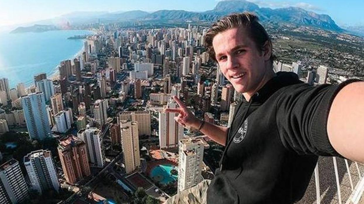 El instagramer se hace un selfie en el hotel Bali de Benidorm