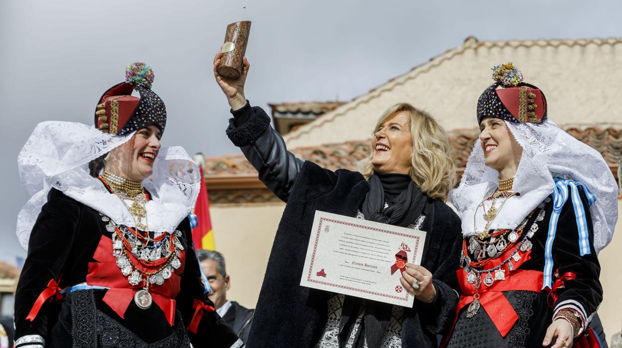 La periodista Nieves Herrero recoge su premio en Zamarramala (Segovia)