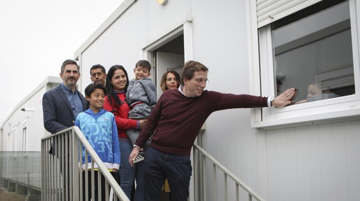 José Luis Martínez-Almeida y José Aniorte, ayer, con una familia venezolana solicitante de asilo