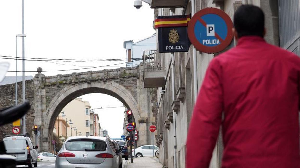 Comisaría junto a la muralla romana de Lugo