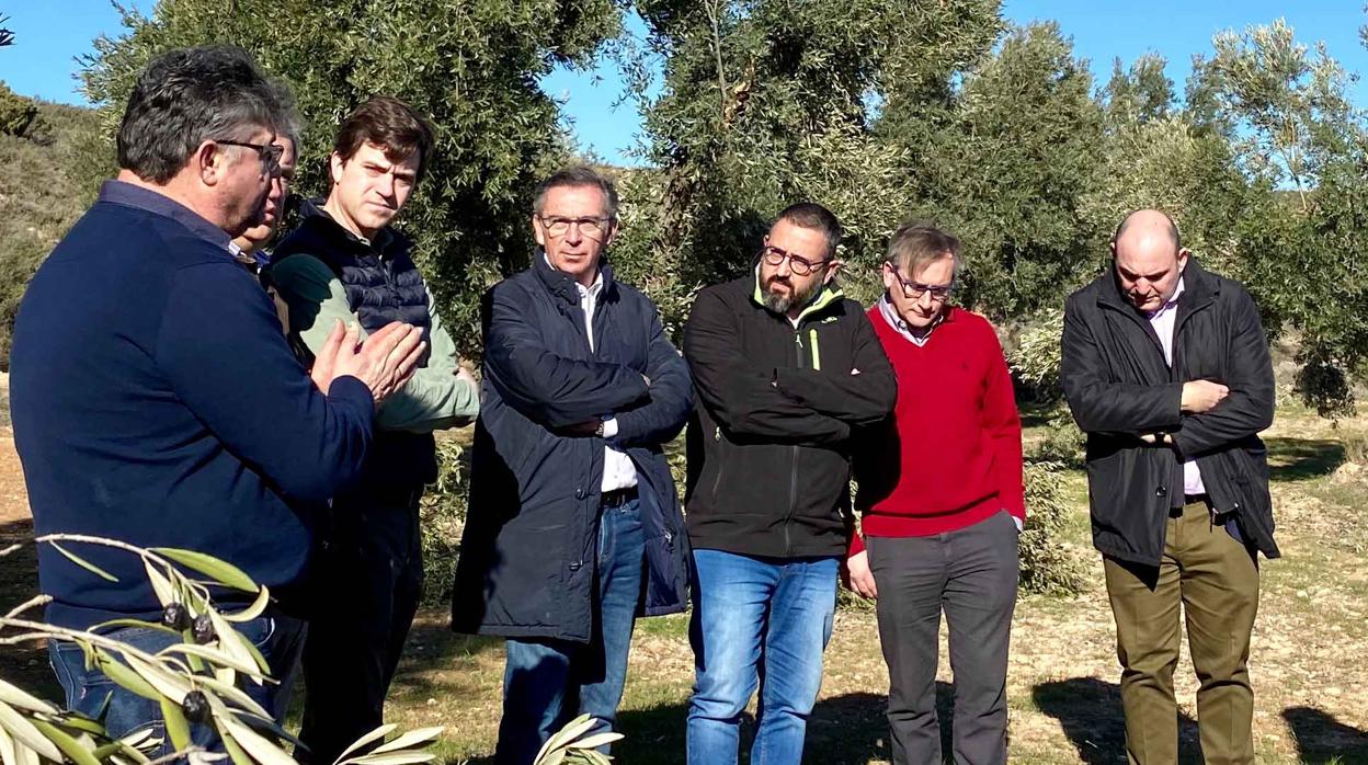 El líder regional del PP, Luis María Beamonte, visitó Castelserás (Teruel) junto a representantes de su partido para conocer con agricultores y ganaderos las pérdidas que dejó el temporal Gloria