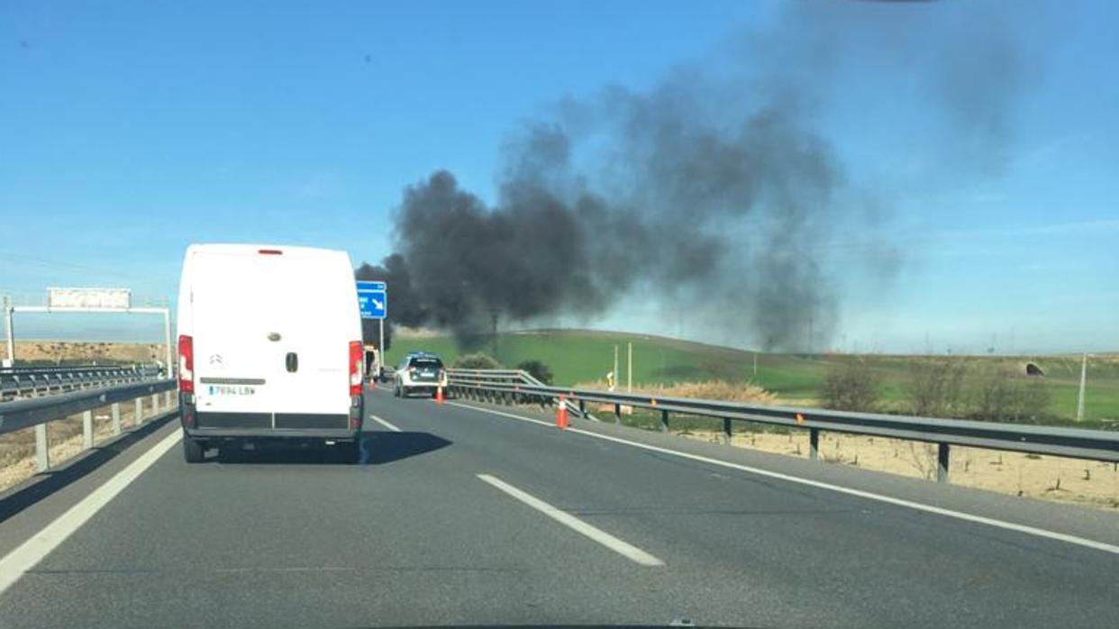 Imagen del lugar de los hechos durante el incendio de la furgoneta