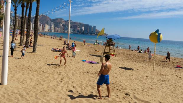 «Podrían usarse para ocultar armas y explosivos»: el dilema de las taquillas en las playas de Benidorm