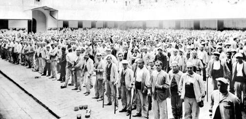 Reclusos en el patio de la cárcel valenciana de San Miguel de los Reyes, donde en 1913, a la edad de cincuenta años, falleció Patrocinio Polo (Foto, José María Cabedo, Archivo «ABC»