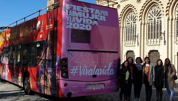 Un autobús turístico recorre Toledo para promocionar la V fiesta por la Mujer y la Vida