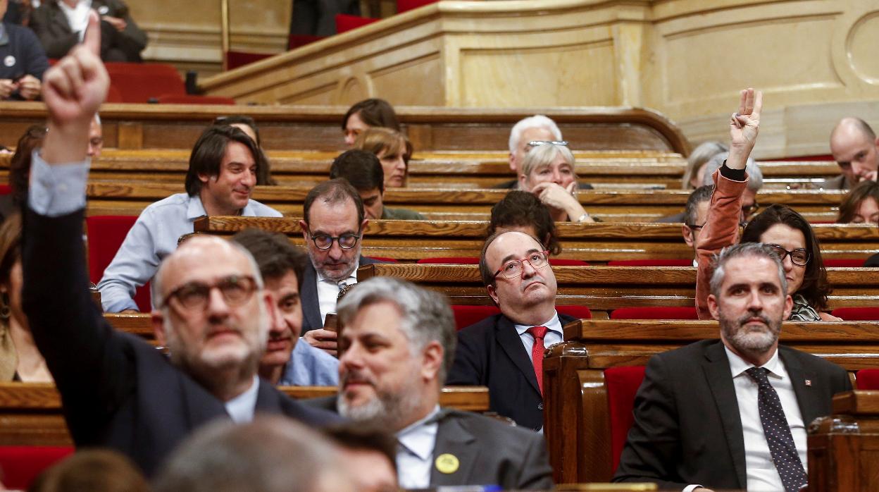 El PSC compra a Bildu su relato de «la paz» en el Parlament