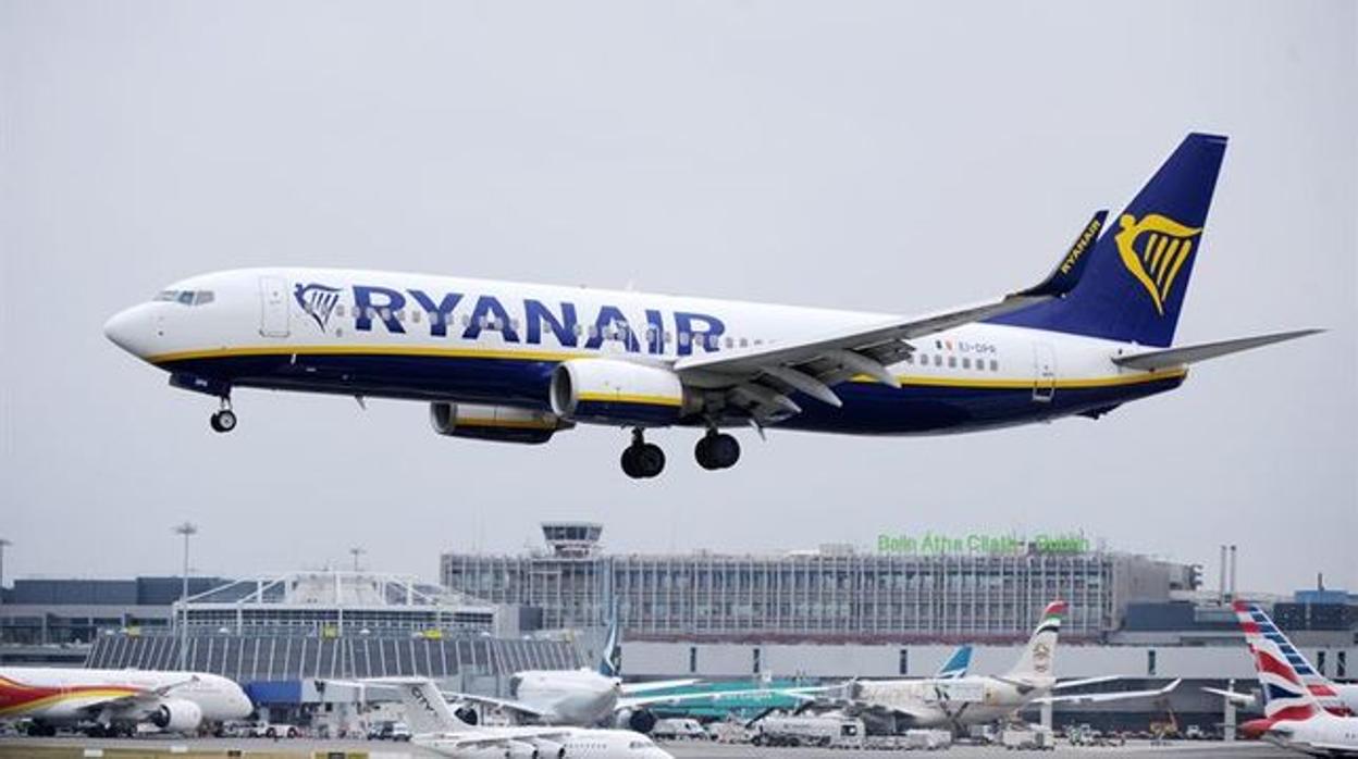 Un avión de Ryanair en un despegue