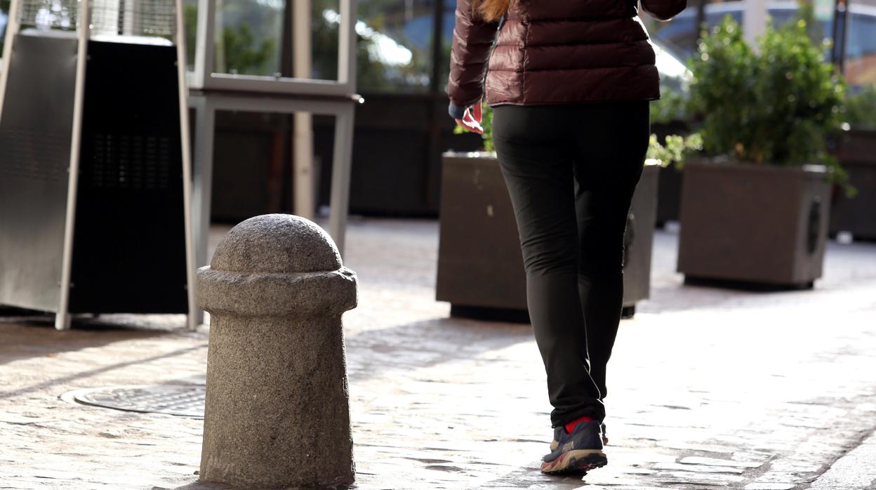 Pivote de granito en la entrada a la calle Barrio Rey por la plaza de la Magdalena