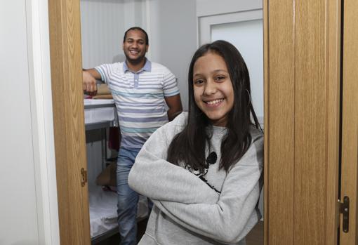 Jhonny, con su hija Nycole, vecinos de la caracola 1