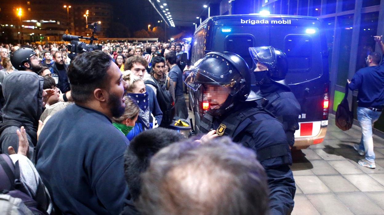 Los Mossos en una actuación ante la estación de Sants durante las protestas tras la sentencia del 1-O