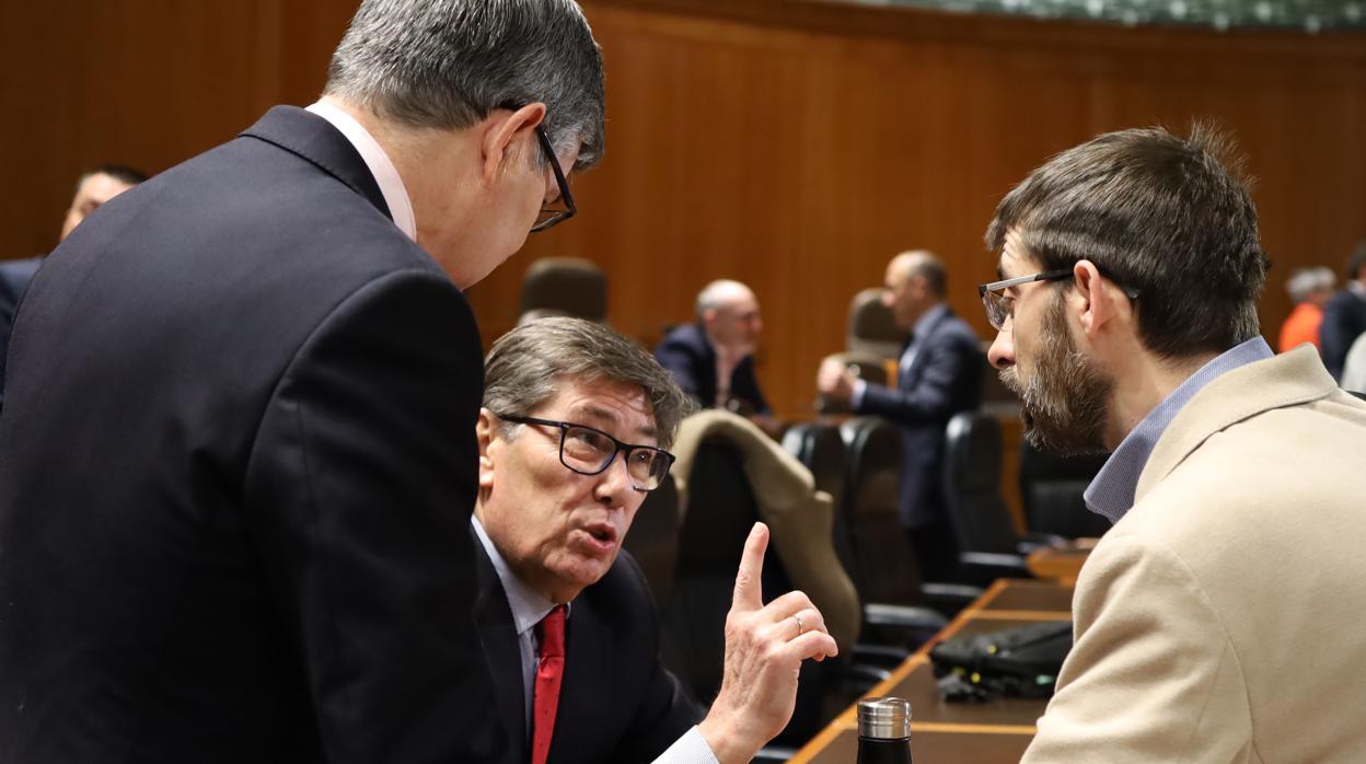 El vicepresidente aragonés y líder del PAR, Arturo Aliaga, conversando en las Cortes con el portavoz socialista Vicente Guillén y con el diputado de IU, Álvaro Sanz (a la dercha de la imagen)