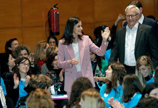 Imagen de la reina Letizia, en la imagen, junto al alcalde de Valencia, Joan Ribó, a su llegada a la Universidad Politécnica de Valencia