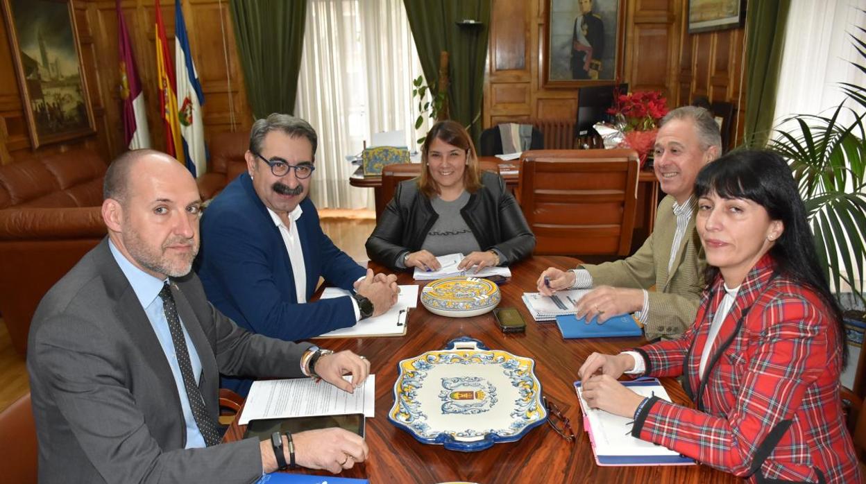 El consejero de sanidad se reunió con la alcaldesa de Talavera en el Ayuntamiento