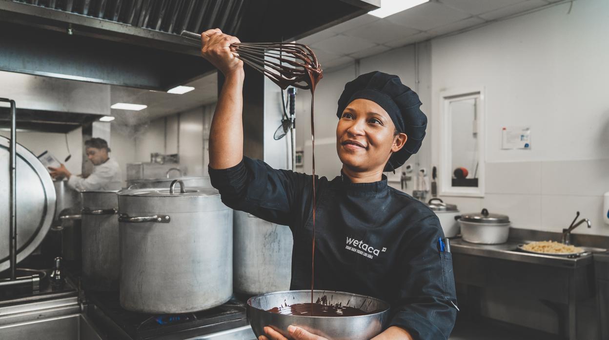 Una cocinera en las instalaciones de Wetaca en Madrid