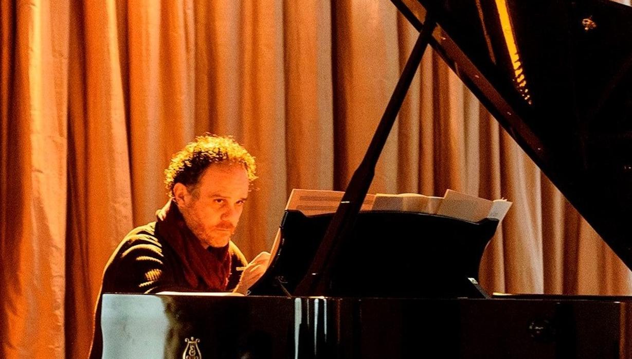 José Zárate al piano