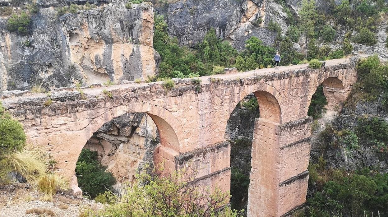Imagen actual del acueducto de la Peña Cortada en Chelva (Valencia)