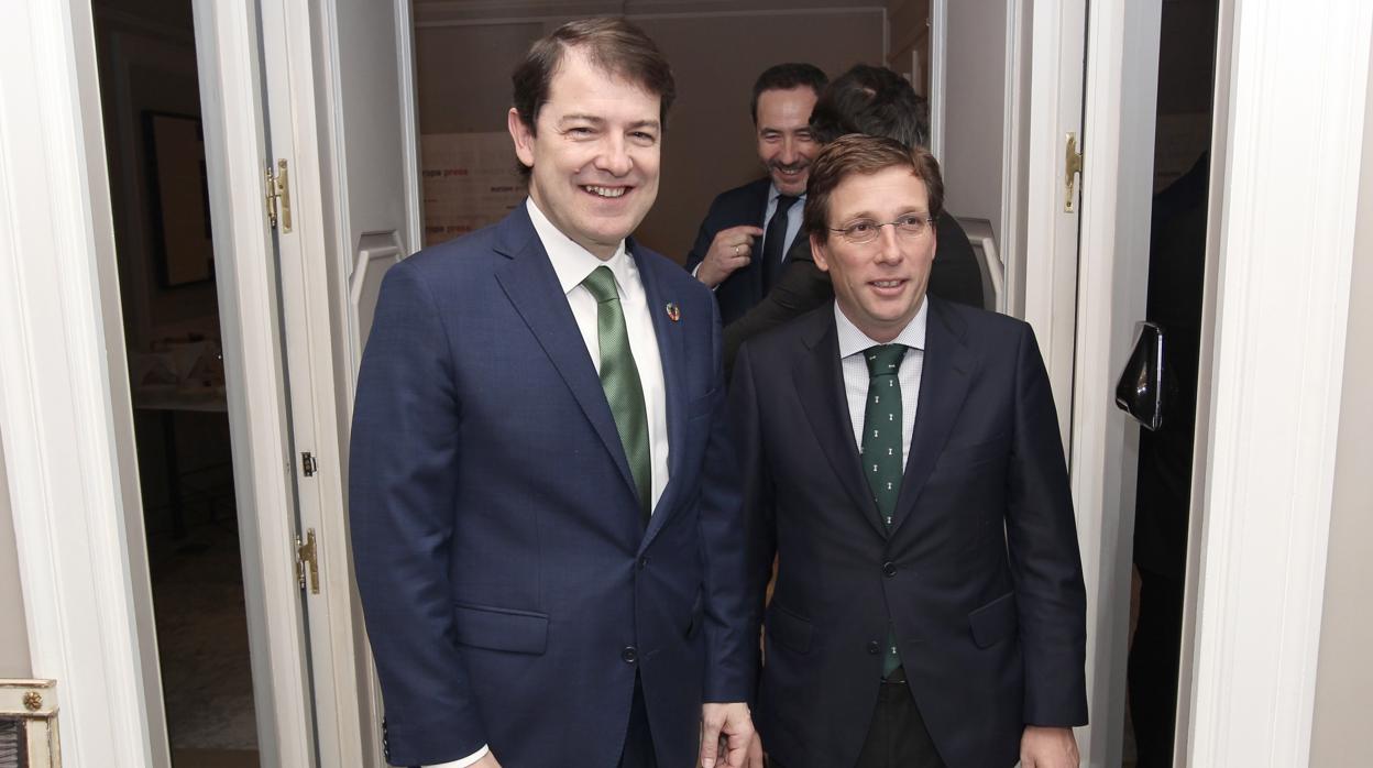 Fernández Mañueco, junto al alcalde de Valladolid, José Luis Martínez-Almeida, durante el Desayuno Informativo