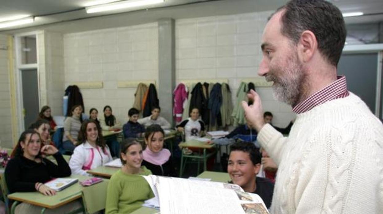 Un profesor imparte clase a sus alumnos