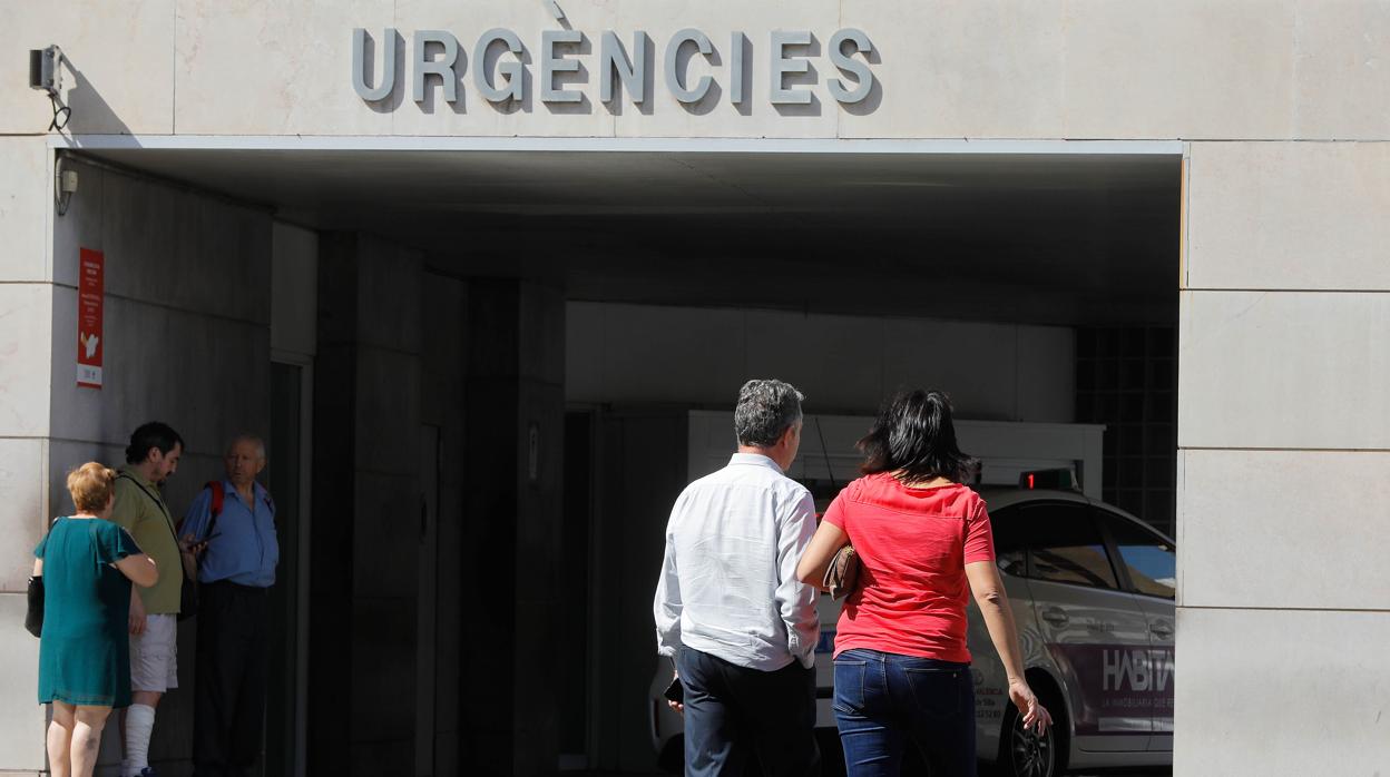 Imagen de archivo tomada en un de los accesos al hospital Clínico de Valencia