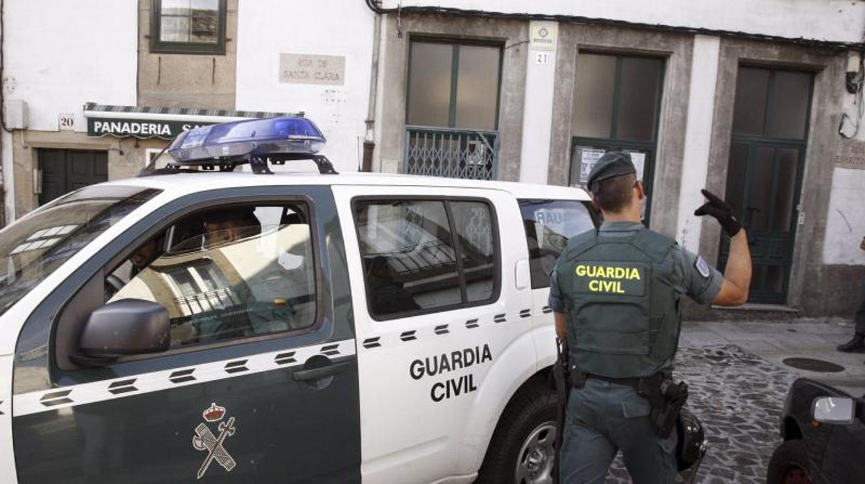 Un agente de la Guardia Civil, en Baralla (Lugo), en una imagen de archivo