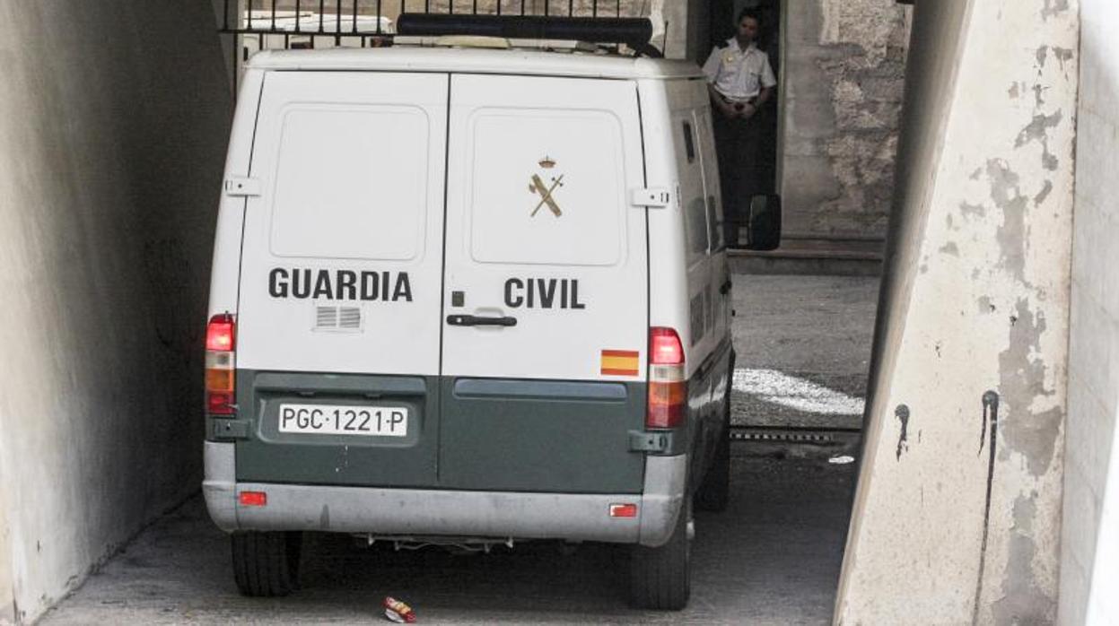 Un furgón de la Guardia Civil en dependencias judiciales