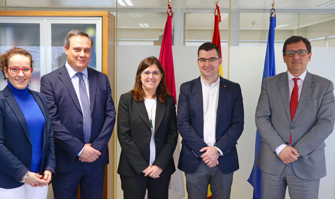 Regina Leal y Javier Pasamontes, junto al delegado de la Junta en Toledo, tras la firma del convenio